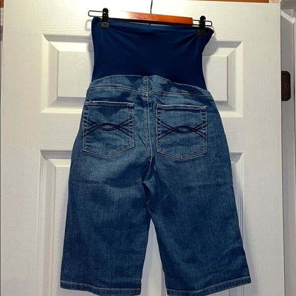 A Pea in the Pod Denim Bermuda shorts - Picture 2 of 5